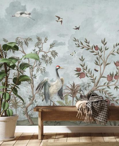 Blauer, aquarellfarbener Himmel mit wachsenden Bäumen und Weinreben mit dunkelrosa Rosen, fliegenden Vögel und weißen und blauen Reihervögeln in einer Tapete im Chinoiserie-Stil