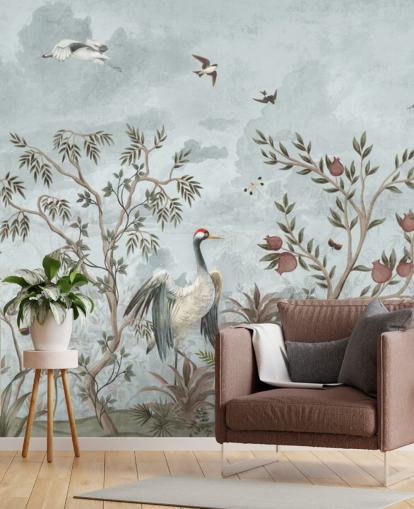 Cielo azul en acuarela con árboles y vides en crecimiento con rosas de color rosa oscuro, pájaros voladores y garcetas blancas y azules en un papel pintado estilo chinoiserie Cielo azul en acuarela con árboles y vides en crecimiento con rosas de color rosa oscuro, pájaros voladores y garcetas blancas y azules en un papel pintado estilo chinoiserie