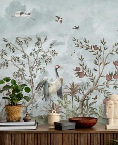 Blauer, aquarellfarbener Himmel mit wachsenden Bäumen und Weinreben mit dunkelrosa Rosen, fliegenden Vögel und weißen und blauen Reihervögeln in einer Tapete im Chinoiserie-Stil