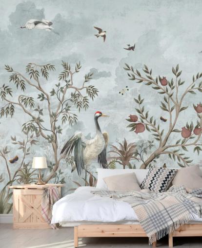 Ciel bleu à l'aquarelle avec des arbres et des vignes en croissance, des roses rose foncé, des oiseaux volants et des aigrettes blanches et bleues sur un papier peint de style chinoiserie