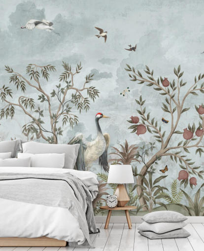 Blauer, aquarellfarbener Himmel mit wachsenden Bäumen und Weinreben mit dunkelrosa Rosen, fliegenden Vögel und weißen und blauen Reihervögeln in einer Tapete im Chinoiserie-Stil