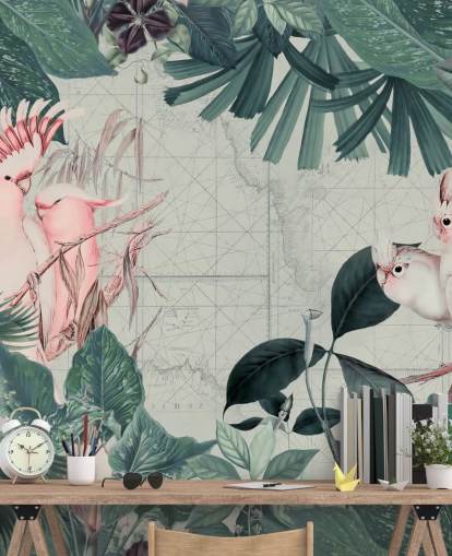 Papel pintado de fondo gris claro rodeado de hojas tropicales de color verde azulado y pájaros cacatúas en blanco y rosa rubor