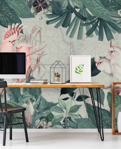 Papel pintado de fondo gris claro rodeado de hojas tropicales de color verde azulado y pájaros cacatúas en blanco y rosa rubor