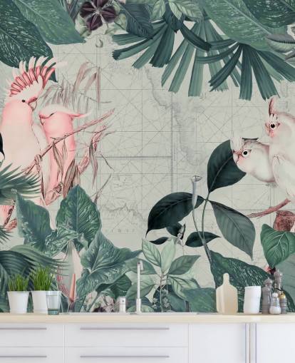 Sfondo grigio chiaro circondato da foglie tropicali color verde acqua e carta da parati bianca e rosa cipria con uccelli di cacatua