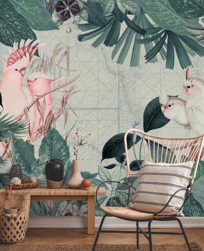 Papel pintado de fondo gris claro rodeado de hojas tropicales de color verde azulado y pájaros cacatúas en blanco y rosa rubor