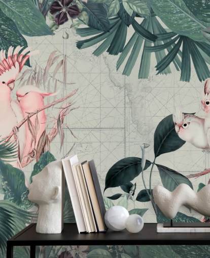 Sfondo grigio chiaro circondato da foglie tropicali color verde acqua e carta da parati bianca e rosa cipria con uccelli di cacatua