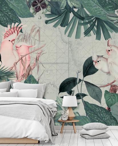 Sfondo grigio chiaro circondato da foglie tropicali color verde acqua e carta da parati bianca e rosa cipria con uccelli di cacatua