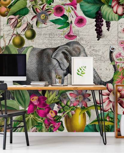 Lichtgrijze achtergrond met levendige groene tropische bladeren en vogels met roze bloemen en een groot grijs olifantenbehang