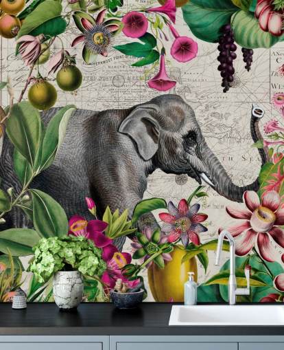 Fondo gris claro con hojas tropicales de color verde vibrante y pájaros con flores rosas y un gran papel pintado de elefantes grises