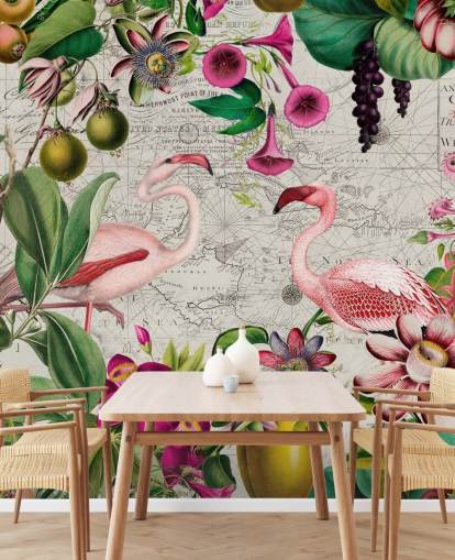 Papel pintado de fondo gris claro con hojas tropicales de color verde intenso, flores rosas y flamencos rosados