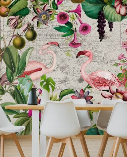 Lichtgrijze achtergrond met levendige groene tropische bladeren, roze bloemen en roze flamingobehang