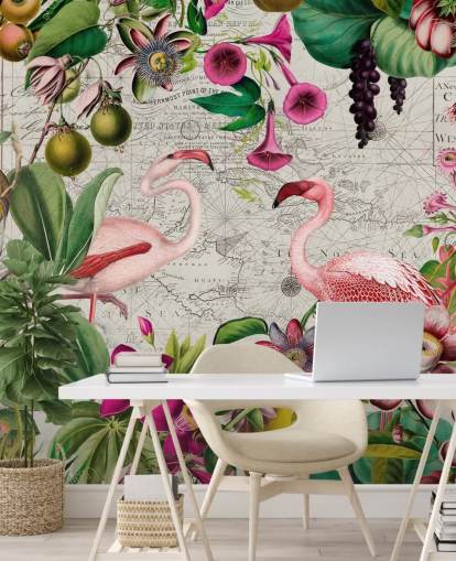 Papel pintado de fondo gris claro con hojas tropicales de color verde intenso, flores rosas y flamencos rosados