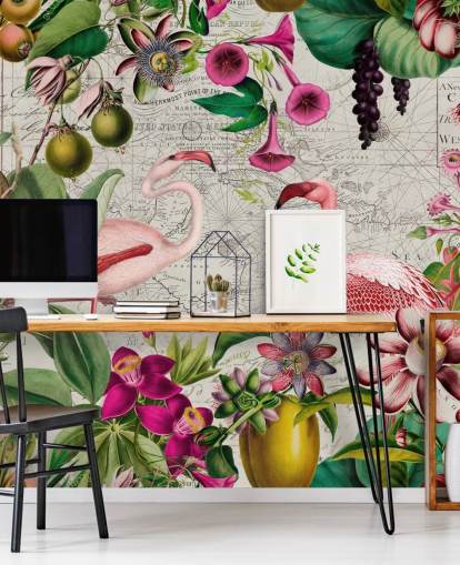 Sfondo grigio chiaro con foglie tropicali verdi vivaci, fiori rosa e carta da parati con fenicotteri rosa