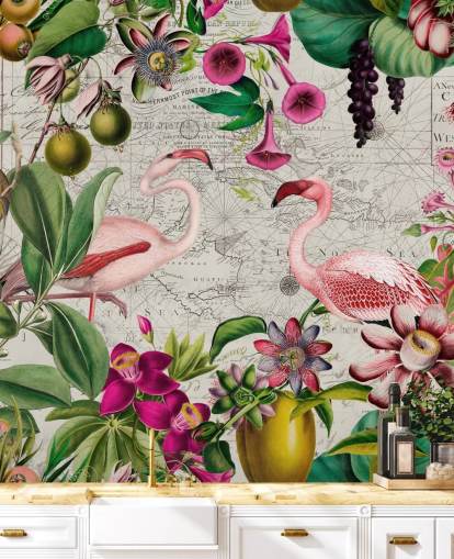 Hellgrauer Hintergrund mit leuchtend grünen tropischen Blättern, rosa Blumen und rosafarbener Flamingo-Tapete Hellgrauer Hintergrund mit leuchtend grünen tropischen Blättern, rosa Blumen und rosafarbener Flamingo-Tapete