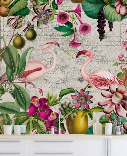 Sfondo grigio chiaro con foglie tropicali verdi vivaci, fiori rosa e carta da parati con fenicotteri rosa