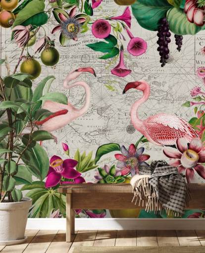 Papel pintado de fondo gris claro con hojas tropicales de color verde intenso, flores rosas y flamencos rosados