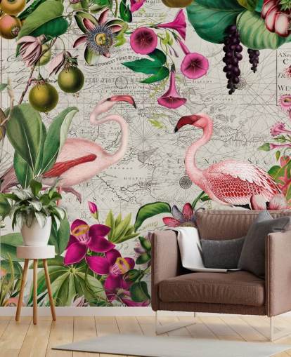 Papel pintado de fondo gris claro con hojas tropicales de color verde intenso, flores rosas y flamencos rosados