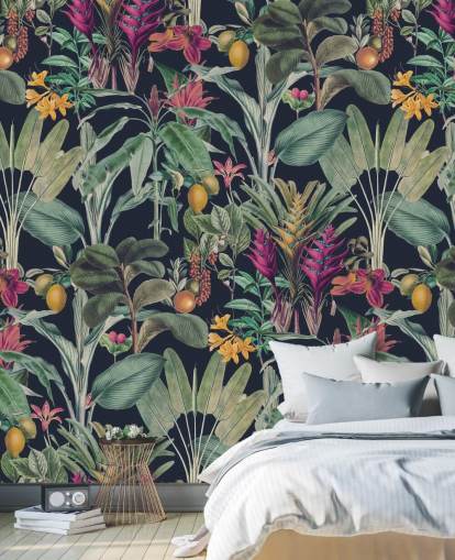 Papel pintado de fondo azul oscuro con hojas tropicales de color verde apagado y flores tropicales moradas