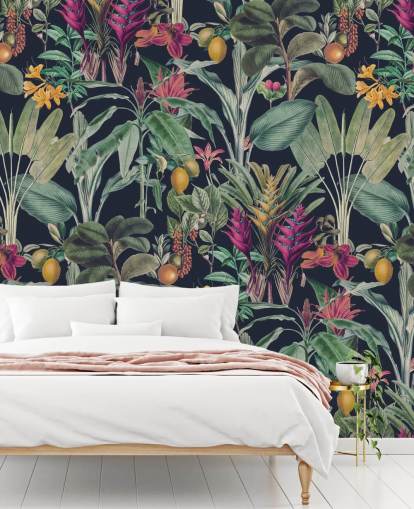 Papel pintado de fondo azul oscuro con hojas tropicales de color verde apagado y flores tropicales moradas