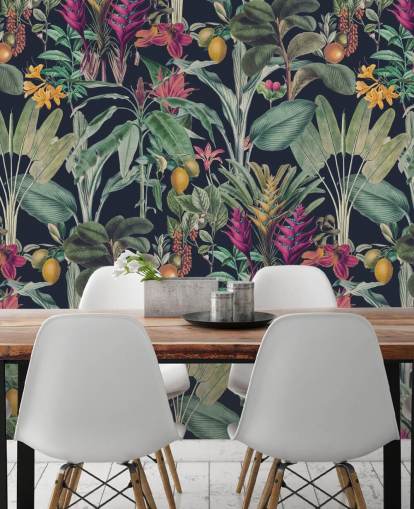 Papel pintado de fondo azul oscuro con hojas tropicales de color verde apagado y flores tropicales moradas Papel pintado de fondo azul oscuro con hojas tropicales de color verde apagado y flores tropicales moradas