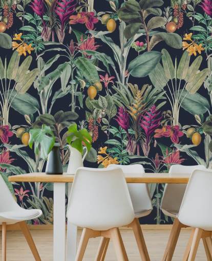 Fundo azul escuro com folhas tropicais verdes suaves e papel de parede de flores tropicais roxas