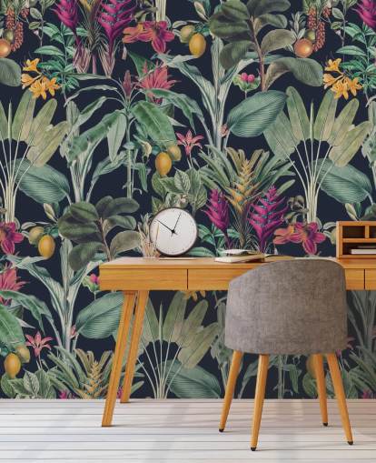 Fond bleu foncé avec feuilles tropicales vertes atténuées et papier peint de fleurs tropicales violettes Fond bleu foncé avec feuilles tropicales vertes atténuées et papier peint de fleurs tropicales violettes