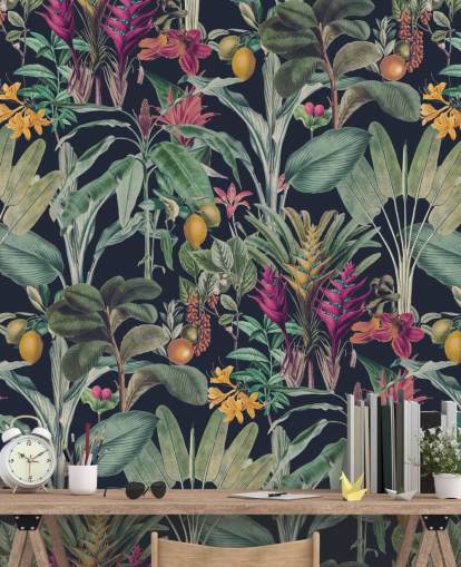 Sfondo blu scuro con foglie tropicali verdi tenui e carta da parati con fiori tropicali viola