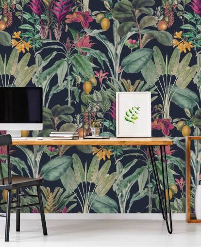 Donkerblauwe achtergrond met gedempte groene tropische bladeren en paarse tropische bloemen behang Donkerblauwe achtergrond met gedempte groene tropische bladeren en paarse tropische bloemen behang
