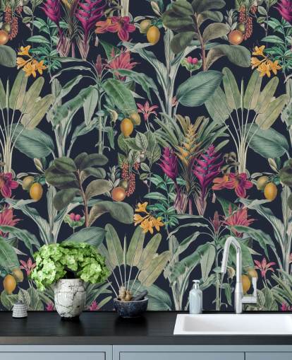 Sfondo blu scuro con foglie tropicali verdi tenui e carta da parati con fiori tropicali viola