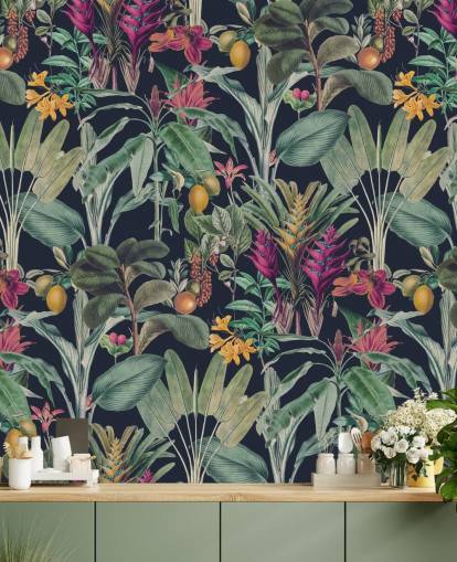 Papel pintado de fondo azul oscuro con hojas tropicales de color verde apagado y flores tropicales moradas