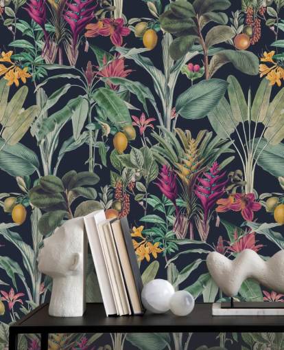 Fond bleu foncé avec feuilles tropicales vertes atténuées et papier peint de fleurs tropicales violettes Fond bleu foncé avec feuilles tropicales vertes atténuées et papier peint de fleurs tropicales violettes