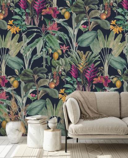 Sfondo blu scuro con foglie tropicali verdi tenui e carta da parati con fiori tropicali viola