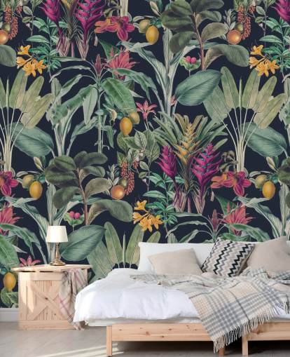 Fundo azul escuro com folhas tropicais verdes suaves e papel de parede de flores tropicais roxas