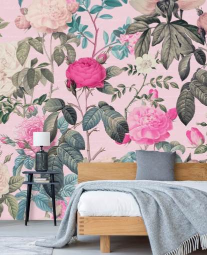 Fundo rosa pastel com rosas rosa e brancas e papel de parede de folhas verdes escuras