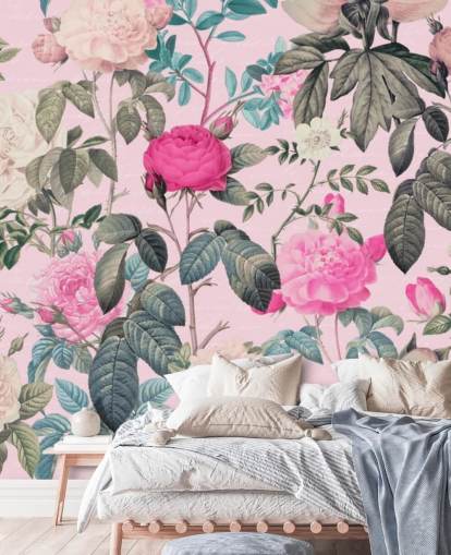 Pastellrosa Hintergrund mit rosafarbenen und weißen Rosen und dunkelgrünen Blättern