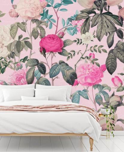 Pastellrosa Hintergrund mit rosafarbenen und weißen Rosen und dunkelgrünen Blättern