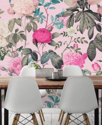 Pastellrosa Hintergrund mit rosafarbenen und weißen Rosen und dunkelgrünen Blättern