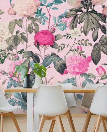 Fond rose pastel avec roses roses et blanches et papier peint de feuilles vert foncé