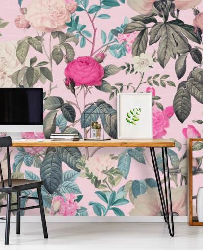 Pastel pink baggrund med lyserøde og hvide roser og mørkegrønne blade tapet