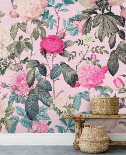 Fond rose pastel avec roses roses et blanches et papier peint de feuilles vert foncé