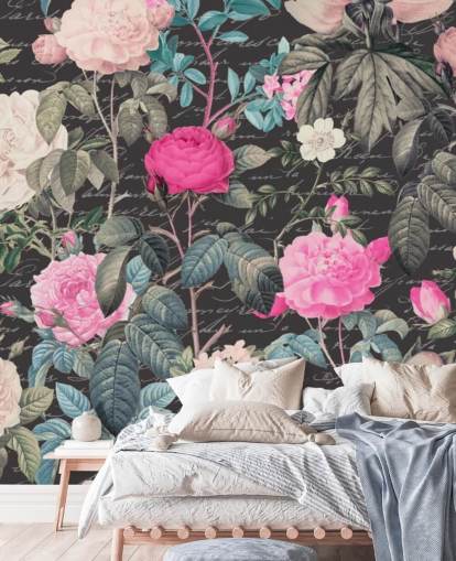 Dunkelgrauer Hintergrund mit großen weißen und rosafarbenen Blumen sowie einer Tapete aus den heiligen Schriften