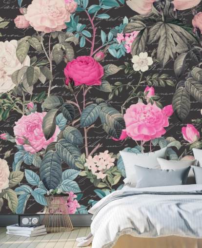 Dunkelgrauer Hintergrund mit großen weißen und rosafarbenen Blumen sowie einer Tapete aus den heiligen Schriften