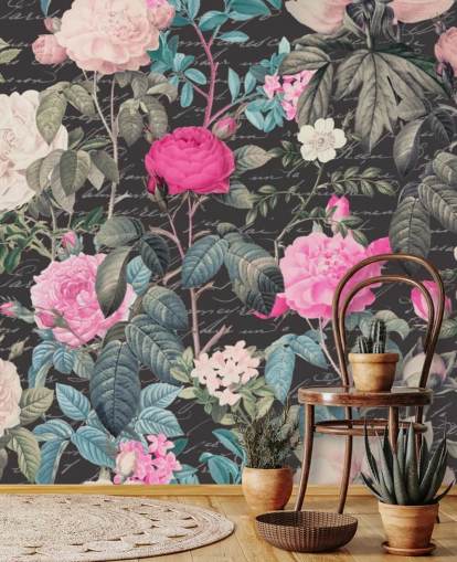 Mørk grå bakgrunn med store hvite og rosa blomster sammen med Skriften tapet