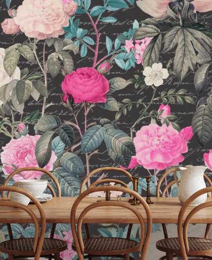 Mörkgrå bakgrund med stora vita och rosa blommor tillsammans med skriftens tapeter