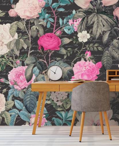 Donkergrijze achtergrond met grote witte en roze bloemen en tekstbehang