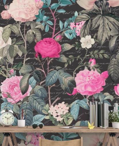 Fond gris foncé avec de grandes fleurs blanches et roses avec du papier peint scripturaire