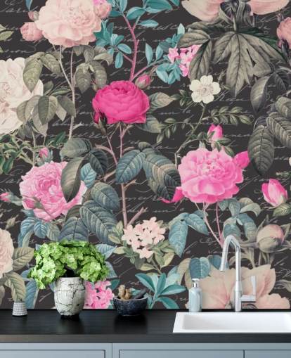 Donkergrijze achtergrond met grote witte en roze bloemen en tekstbehang
