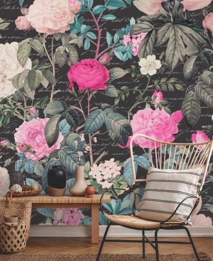 Dunkelgrauer Hintergrund mit großen weißen und rosafarbenen Blumen sowie einer Tapete aus den heiligen Schriften Dunkelgrauer Hintergrund mit großen weißen und rosafarbenen Blumen sowie einer Tapete aus den heiligen Schriften