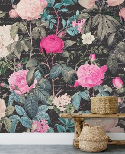 Fond gris foncé avec de grandes fleurs blanches et roses avec du papier peint scripturaire