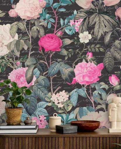 Fundo cinza escuro com grandes flores brancas e rosa junto com papel de parede das escrituras Fundo cinza escuro com grandes flores brancas e rosa junto com papel de parede das escrituras